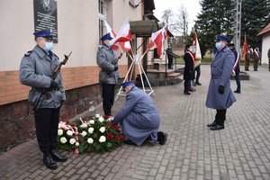 inspektor Bogusław Ziemba-Komendant Powiatowy Policji w Starogardzie Gdańskim składa kwiaty przed tablicą upamiętniającą Żołnierzy Wyklętych.