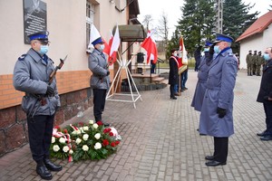 inspektor Bogusław Ziemba-Komendant Powiatowy Policji w Starogardzie Gdańskim oraz asp. sztab. Janusz Erdanowski-Kierownik Posterunku Policji w Skórczu po złożeniu kwiatów oddają honor przed tablicą upamiętniającą bohaterstwo Żołnierzy Wyklętych.