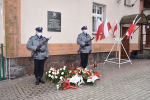 Warta honorowa przy tablicy upamiętniającej bohaterstwo Żołnierzy Wyklętych.