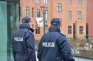 Policjanci podczas patrolu pieszego sprawdzają, czy respektowane są obostrzenia.