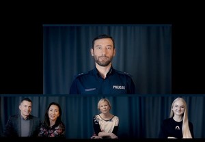 Kadr ze spotu profilaktycznego, na którym w 4 oknach widoczne są postacie występujące w materiale wideo. Młoda dziewczyna, kobieta z mężczyzną, doświadczona życiowo kobieta oraz policjant.
