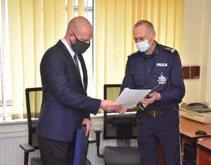 Komendant insp. Bogusław Ziemba składa na ręce burmistrza podziękowania za dotychczasową współpracę.