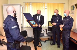 Burmistrz Skarszew przekazuje na ręce kierownika Posterunku Policji w Skarszewach ryngraf z herbem i nazwą miejscowości Skarszewy.