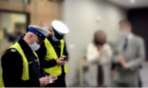 Policjanci legitymują uczestników imprezy weselnej.