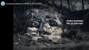 Grafika obrazkowa. Kadr z filmu. Utworzona ze śmieci twarz ludzka obserwująca osoby zaśmiecające rzekę.