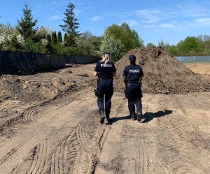 Policjantki udają się w kierunku leżącego na ziemi podejrzanego przedmiotu.