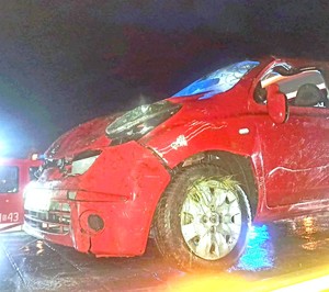 Rozbite auto stoi na lawecie. Widok na przód i lewą stronę pojazdu.