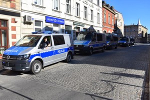 Kolumna radiowozów policyjnych stojąca wzdłuż ulicy Paderewskiego.