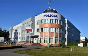 Budynek Komendy Powiatowej Policji w Starogardzie Gdańskim na tle błękitnego nieba.