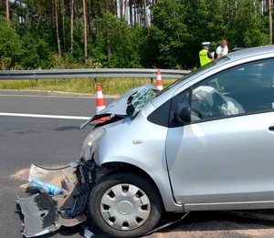 Rozbity przód toyoty.
