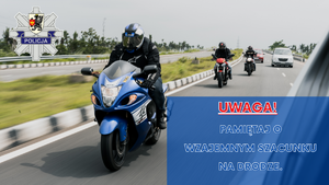 Motocykliści na drodze. W lewym górnym rogu, logo starogardzkiej komendy. W prawym dolnym napis o treści: Pamiętaj o wzajemnym szacunku na drodze.