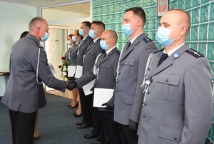 Komendant wręcza awans funkcjonariuszowi.