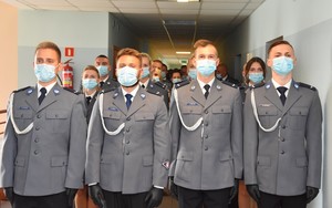 Policjanci stoją w szyku czwórkowym.