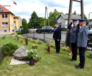 Złożenie kwiatów przed tablicą w Lubichowie.