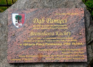 Tablica pamiątkowa zamontowana na kamieniu przy szkole w Lubichowie.