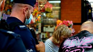 Policjant podczas kontroli jednej z trójmiejskich galerii.