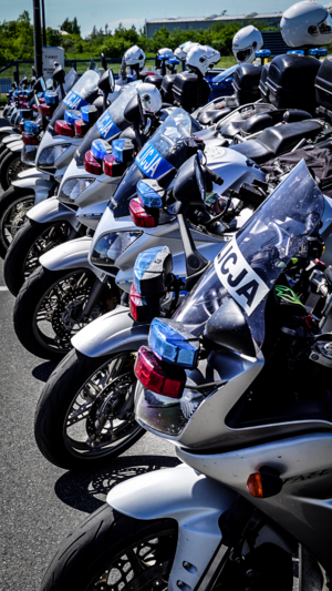 Zaparkowane motocykle policyjne.