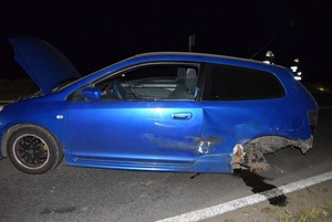 Niebieska honda. Widok boku pojazdu od strony kierowcy. Wyrwane tylne lewe koło.