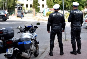Policjanci obserwują przejścia dla pieszych w pobliżu jednej ze starogardzkich szkół.