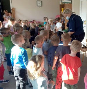 Policjantka pokazuje dzieciom tzw. &quot;Magiczną tubę&quot;, która w obrazowy sposób pokazuje, jak elementy odblaskowe wpływają na naszą widoczność na drodze.