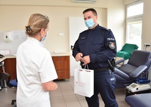 Policjant w punkcie krwiodawstwa rozmawia z panią doktor.