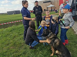 Policjanci na festynie.