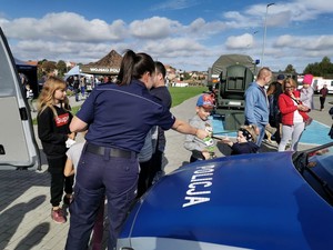 Policjanci na festynie.