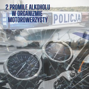Grafika obrazkowa. W górnej części policyjny kogut na dachu radiowozu, a poniżej liczniki motocykla widziane przez rozbitą szybę.