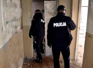 Policjanci kontrolują pustostan.