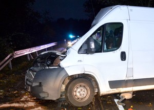 Na pierwszym planie bok rozbitego fiata ducato, a za nim, w ciemności widać koguta policyjnego radiowozu.