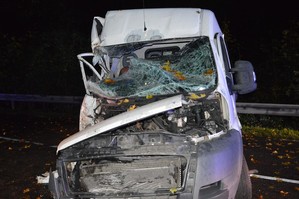 Przód rozbitego fiata. Rozbita szyba czołowa, pogięta maska oraz połamane słupki konstrukcyjne nadwozia.