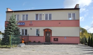 Ściana frontowa budynku Posterunku Policji w Kaliskach.
