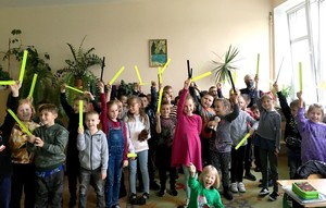 Policjantka w trakcie spotkania z uczniami PSP w Czarnej Wodzie.