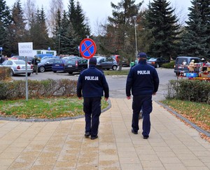 Policjanci w patrolu pieszym przy cmentarzu komunalnym w Starogardzie Gdańskim.