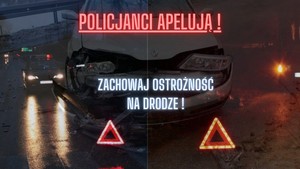 Grafika obrazkowa. Zmierzch. Pojazdy na miejscu zdarzeń drogowych. Rozstawione na drodze trójkąty ostrzegawcze. Napis: Policja apeluje o ostrożność na drodze.