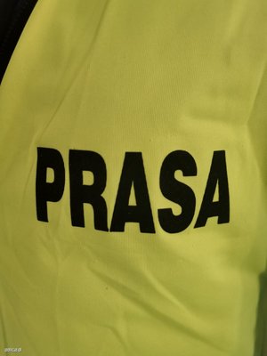 Przykład kamizelki odblaskowej z czarnym napisem PRASA.