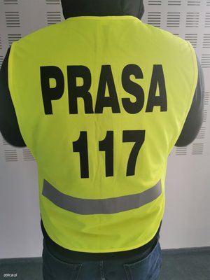 Przykład kamizelki odblaskowej z czarnym napisem PRASA.
