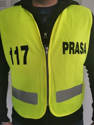 Przykład kamizelki odblaskowej z czarnym napisem PRASA.