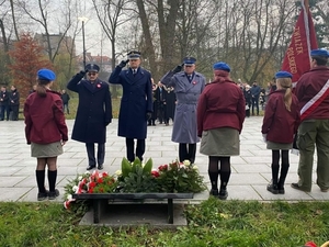 Delegacja służb mundurowych składa kwiaty przy tablicy upamiętniającym powrót Starogardu do macierzy.