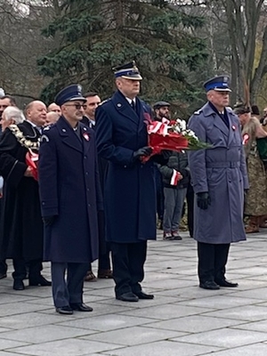 Delegacja służb mundurowych składa kwiaty przy tablicy upamiętniającym powrót Starogardu do macierzy.