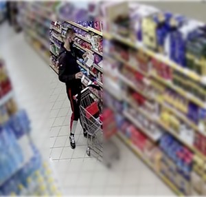 Zdjęcie z kamery monitoringu publikujące wizerunek mężczyzny mogącego mieć związek z kradzieżą towaru.