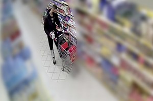 Zdjęcie z kamery monitoringu publikujące wizerunek mężczyzny mogącego mieć związek z kradzieżą towaru.