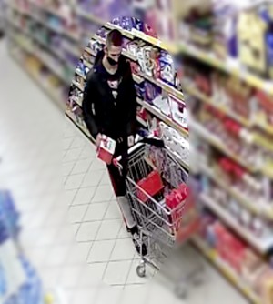 Zdjęcie z kamery monitoringu publikujące wizerunek mężczyzny mogącego mieć związek z kradzieżą towaru.