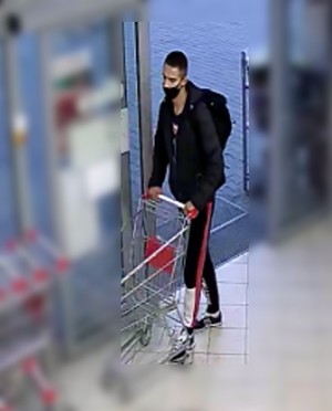 Zdjęcie z kamery monitoringu publikujące wizerunek mężczyzny mogącego mieć związek z kradzieżą towaru.