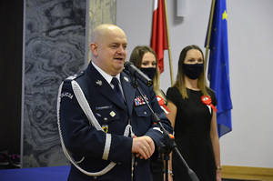 Komendant wojewódzki przemawia do uczestników uroczystości.