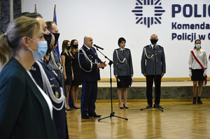 Komendant wojewódzki przemawia do pracowników cywilnych policji.