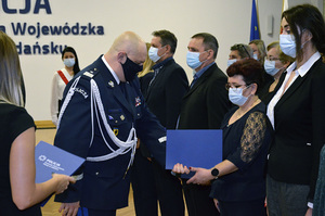 Generał nadinsp. Andrzej Łapiński składa gratulacje pracownicy cywilnej oraz wręcza okolicznościowy dyplom.