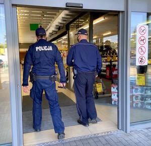 Policjanci wchodzą do sklepu.
