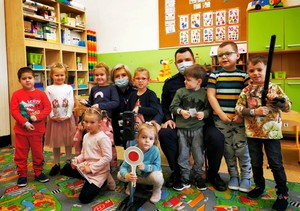 Zdjęcie grupowe policjantów z przedszkolakami.