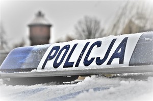 Zaśnieżony kogut policyjnego radiowozu.